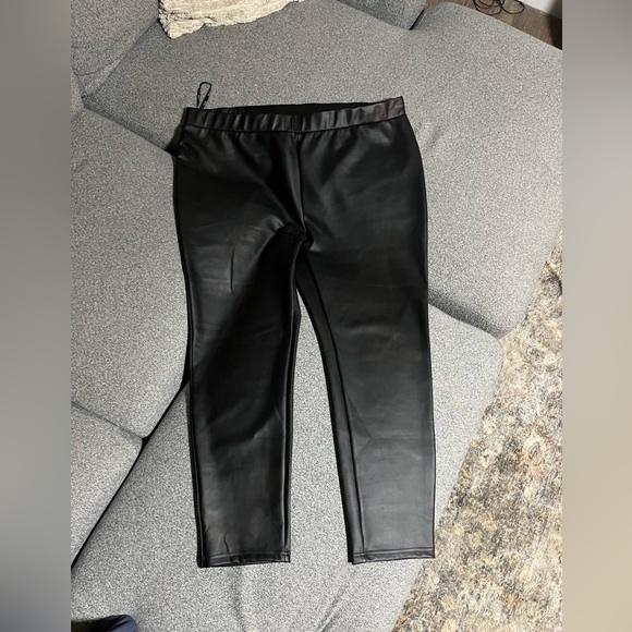 City Chic Black Faux Leather Pull on Pants Leggings 
Size 24 - Picture 4 of 7